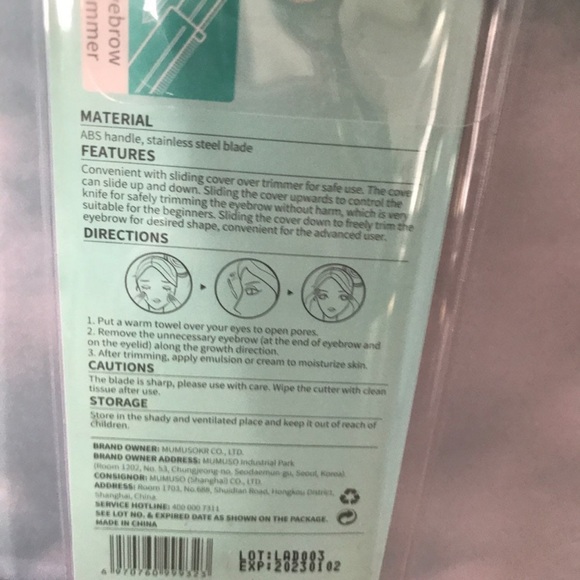 Mumuso Eyebrow Trimmer with comb - Picture 2 of 5